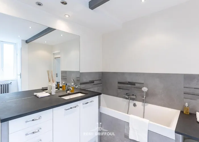 Family - In The Heart Of 8 Guests Private Garden * הונפלר