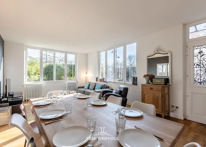 Дом отдыха Family - In The Heart Of 8 Guests Private Garden Онфлёр